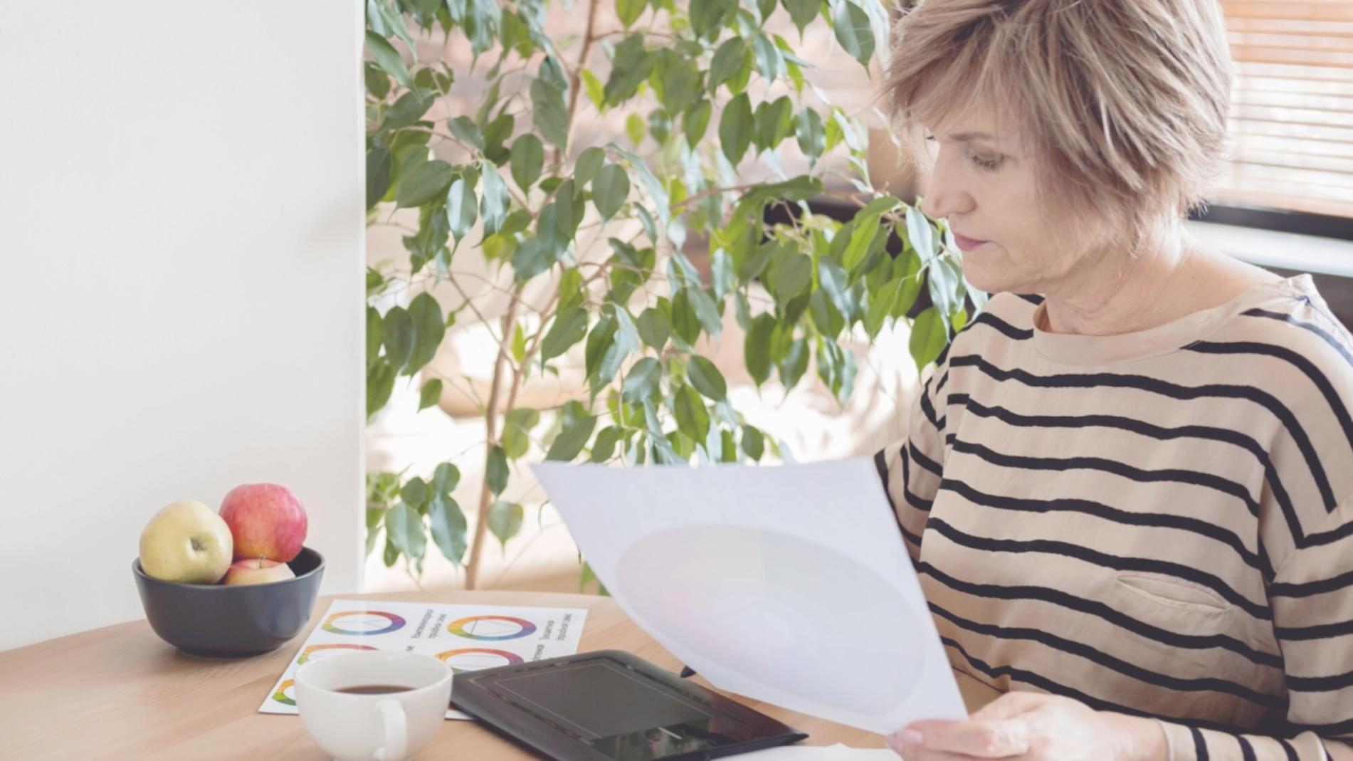 Detaillierte Finanzberichte und Analysedokumente auf einem Schreibtisch