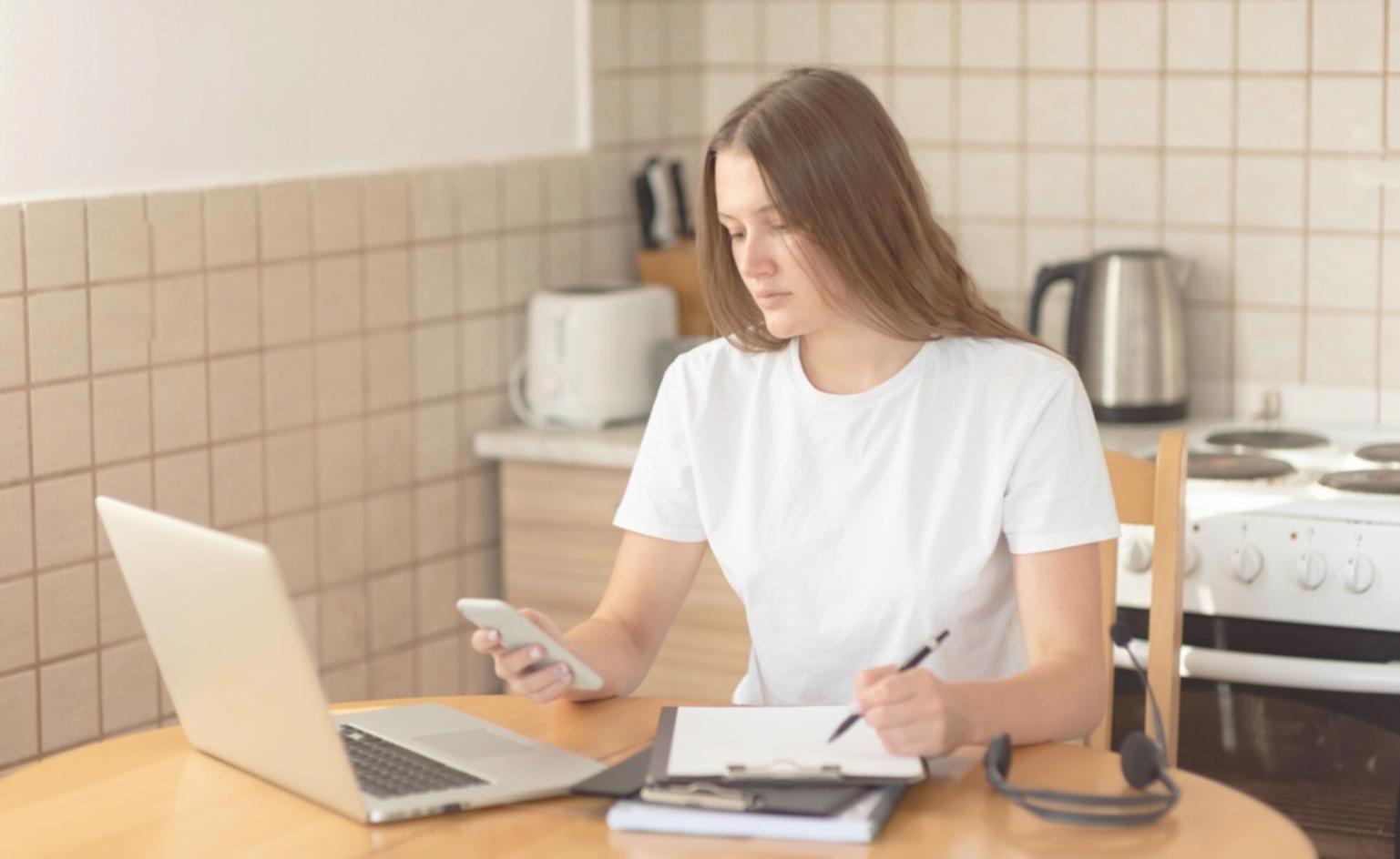 Finanzanalyst arbeitet an komplexem Bewertungsmodell am Schreibtisch